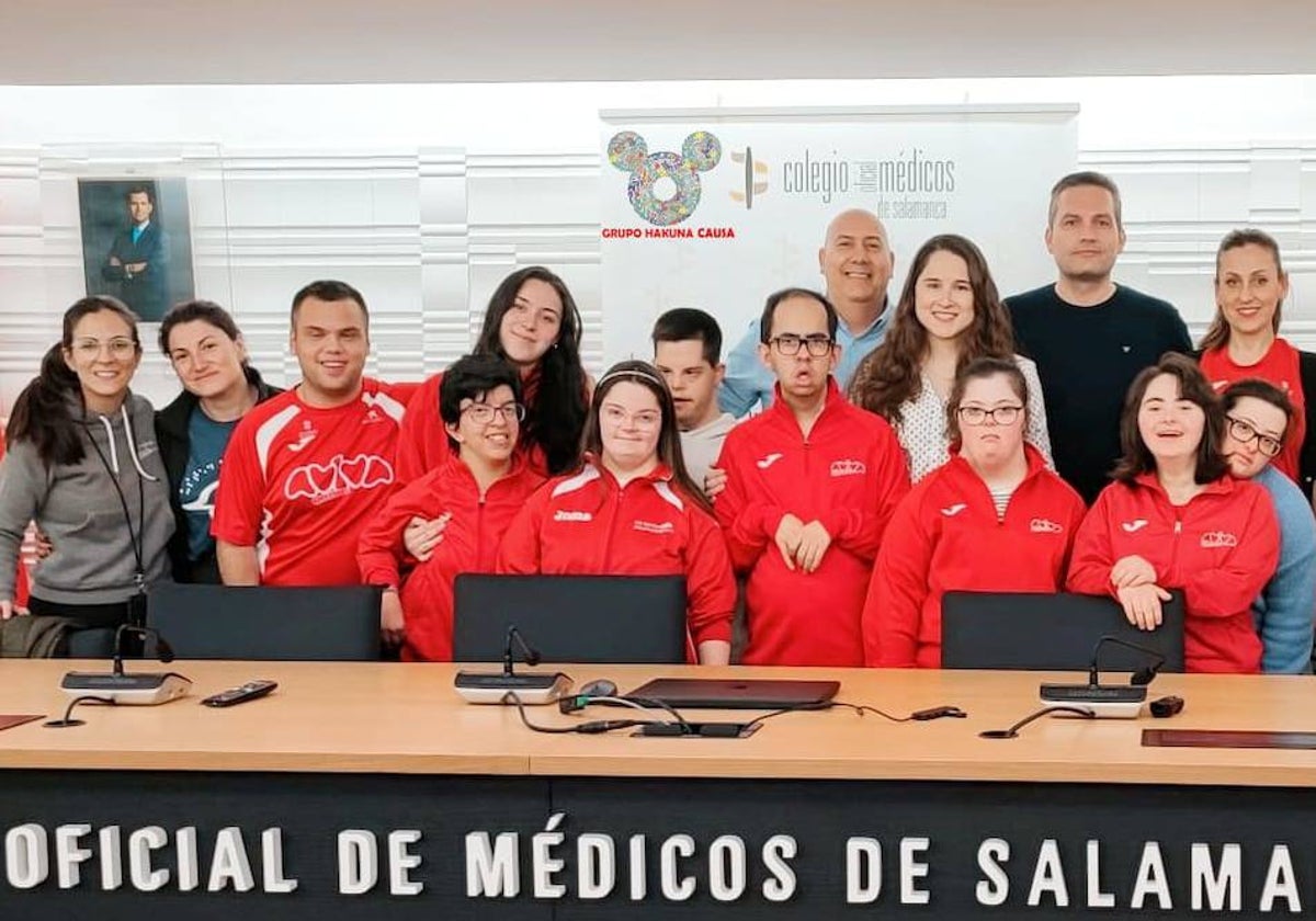 Miembros de Aviva, en el Colegio de Médicos.