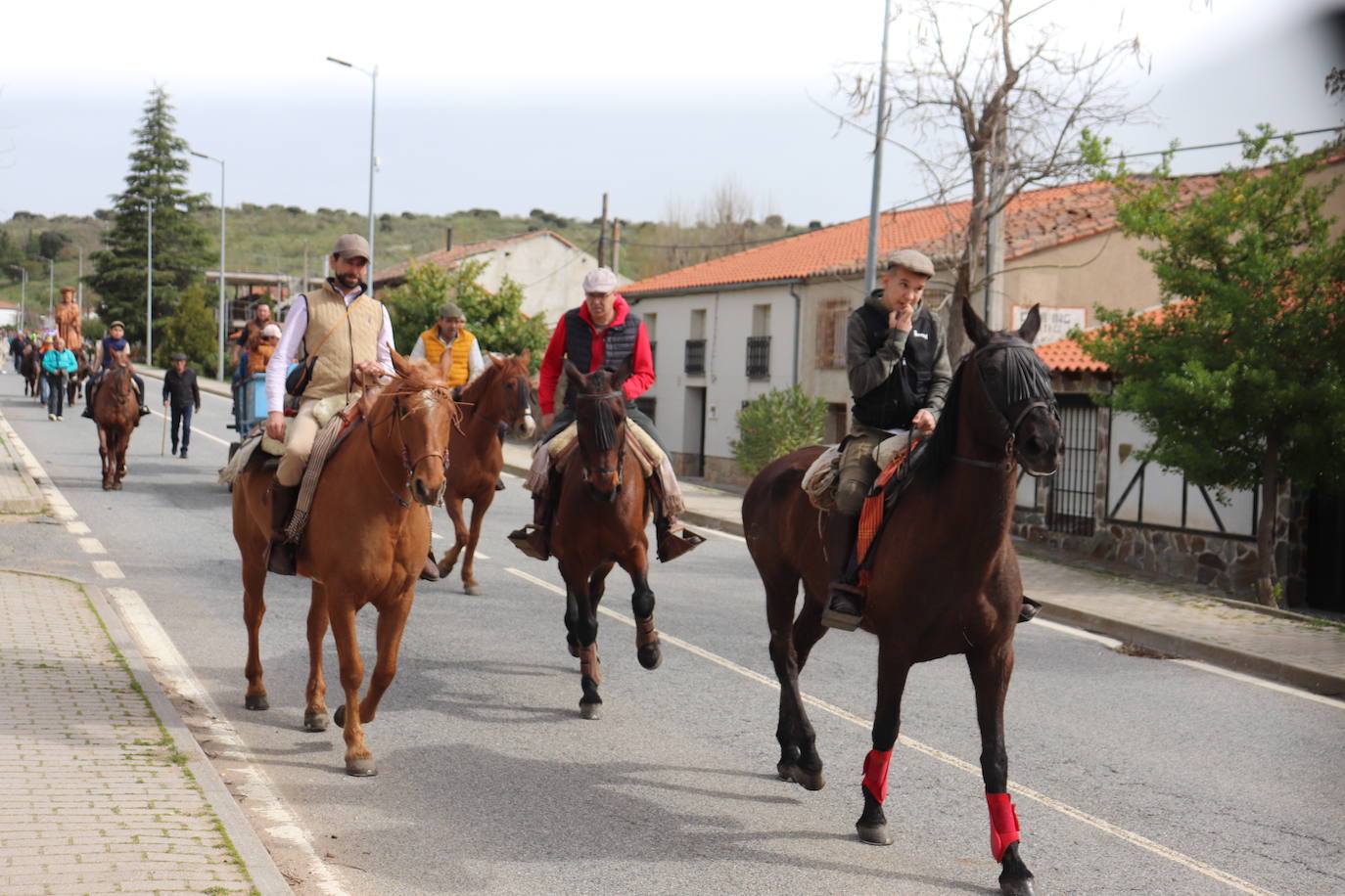 Santiago Peregrino marcha junto a los caminantes del Via Lucis de Beleña a Fuenterroble