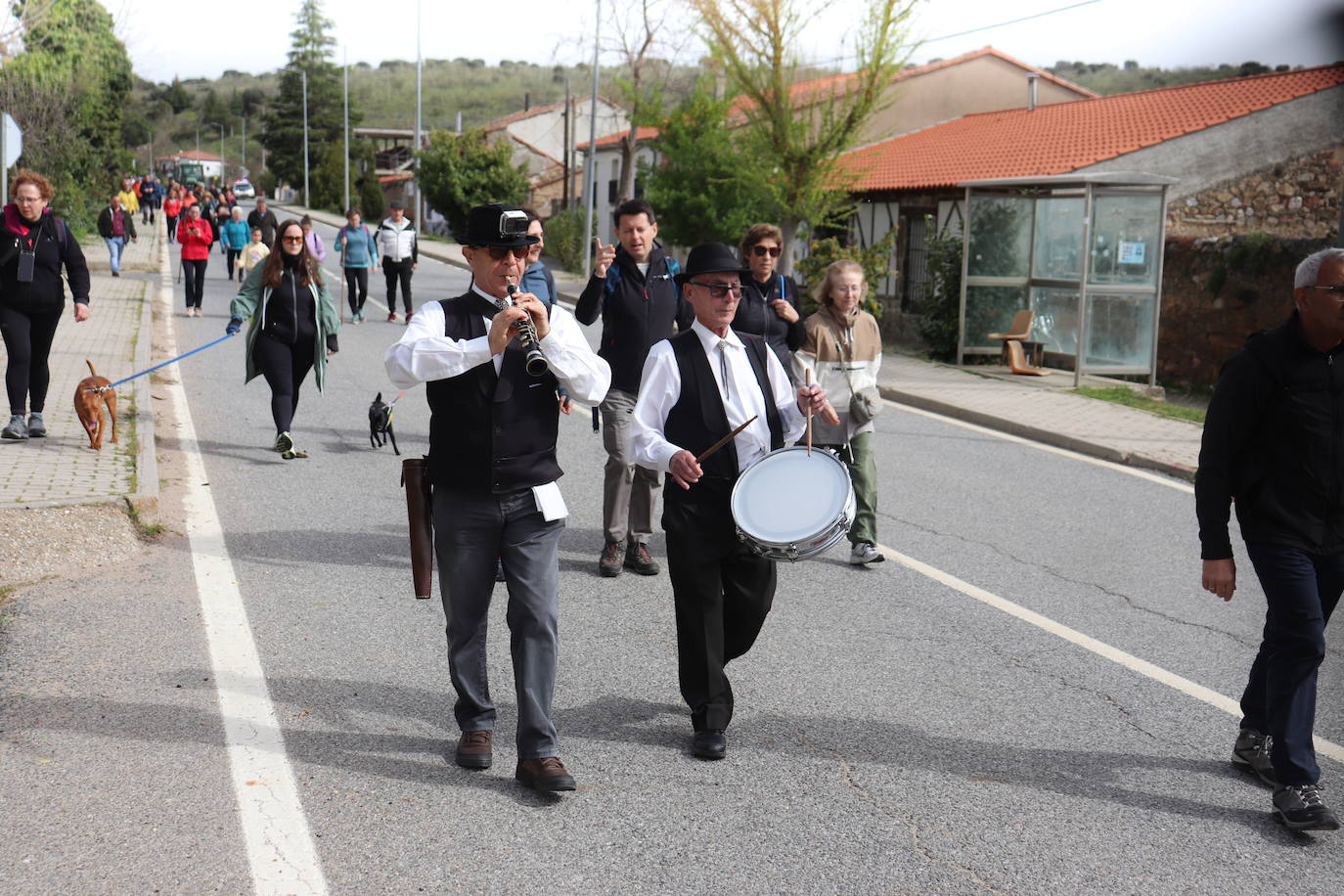 Santiago Peregrino marcha junto a los caminantes del Via Lucis de Beleña a Fuenterroble