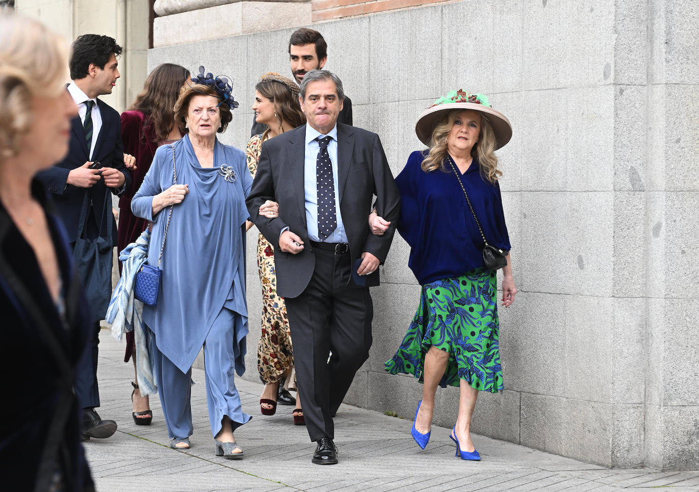 Las mejores imágenes de los invitados a la boda de José Luis Martínez-Almeida y Teresa Urquijo