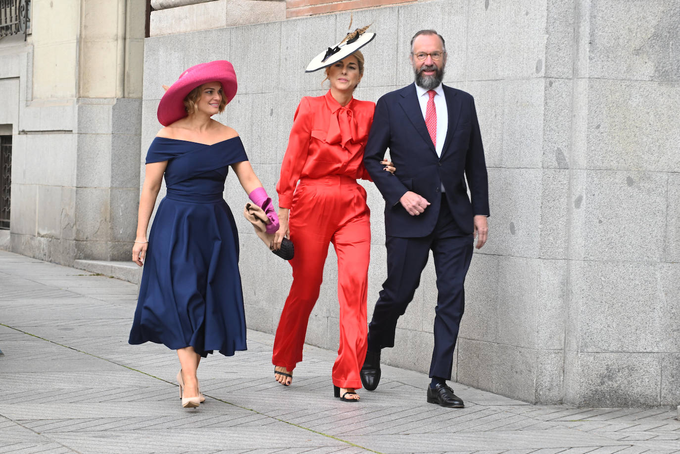 Las mejores imágenes de los invitados a la boda de José Luis Martínez-Almeida y Teresa Urquijo