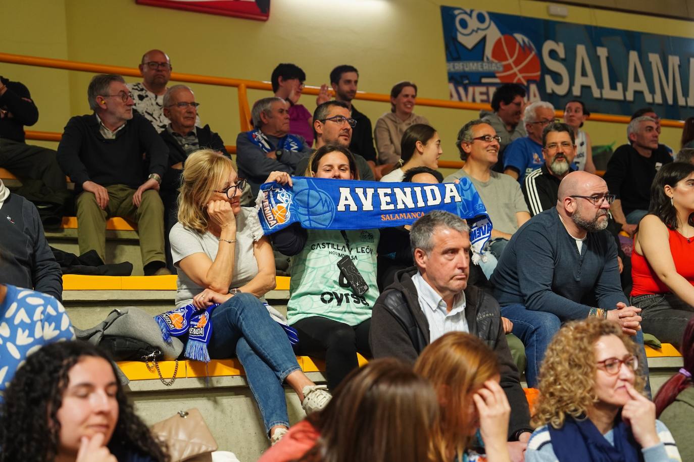 Búscate en la grada del Würzburg en el partido entre el Perfumerías Avenida y el Ensino de Lugo