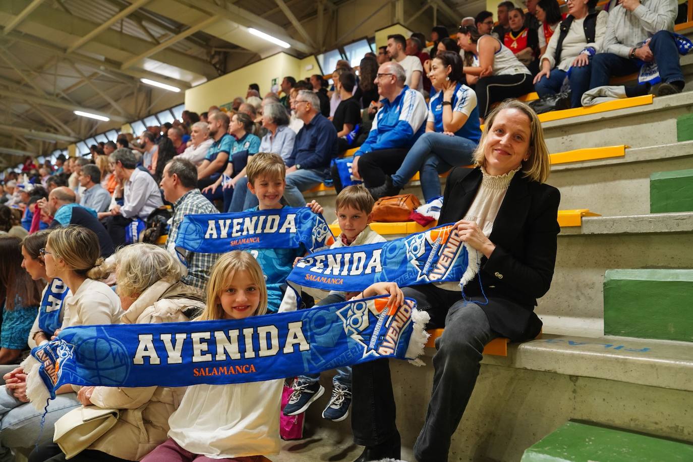 Búscate en la grada del Würzburg en el partido entre el Perfumerías Avenida y el Ensino de Lugo