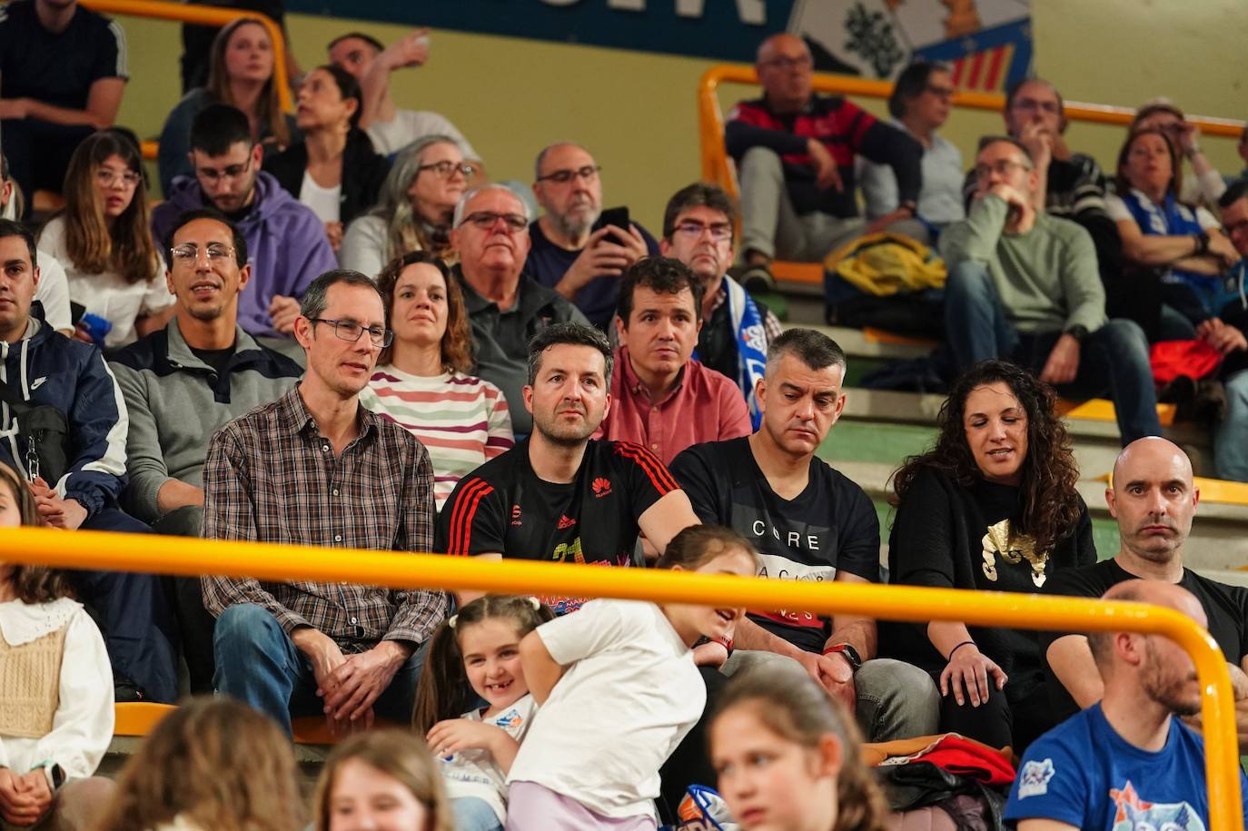 Búscate en la grada del Würzburg en el partido entre el Perfumerías Avenida y el Ensino de Lugo
