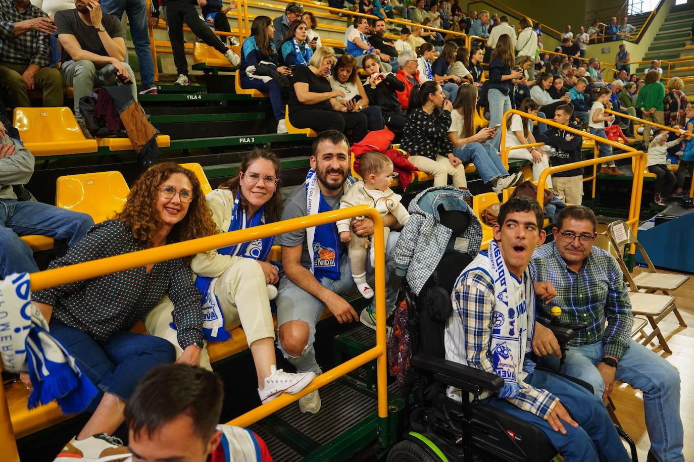 Búscate en la grada del Würzburg en el partido entre el Perfumerías Avenida y el Ensino de Lugo