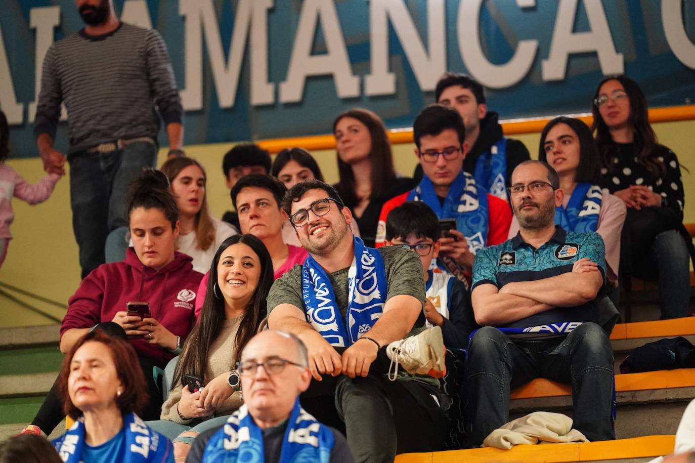 Búscate en la grada del Würzburg en el partido entre el Perfumerías Avenida y el Ensino de Lugo