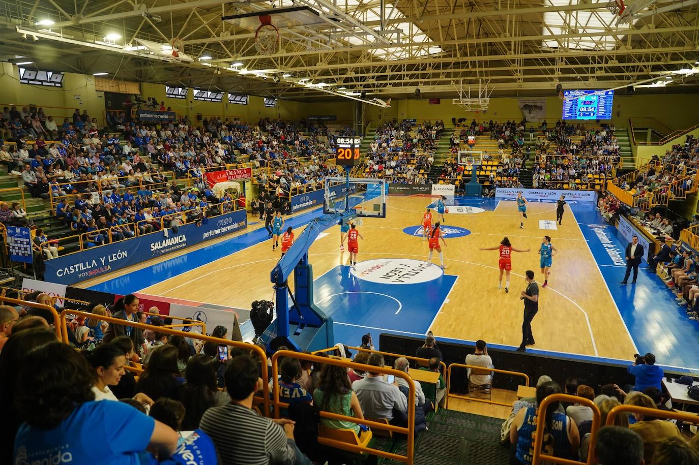 Búscate en la grada del Würzburg en el partido entre el Perfumerías Avenida y el Ensino de Lugo