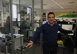Juan Manuel Corchado en el edificio de I+D+i, donde trabaja el grupo de investigación Bisite.