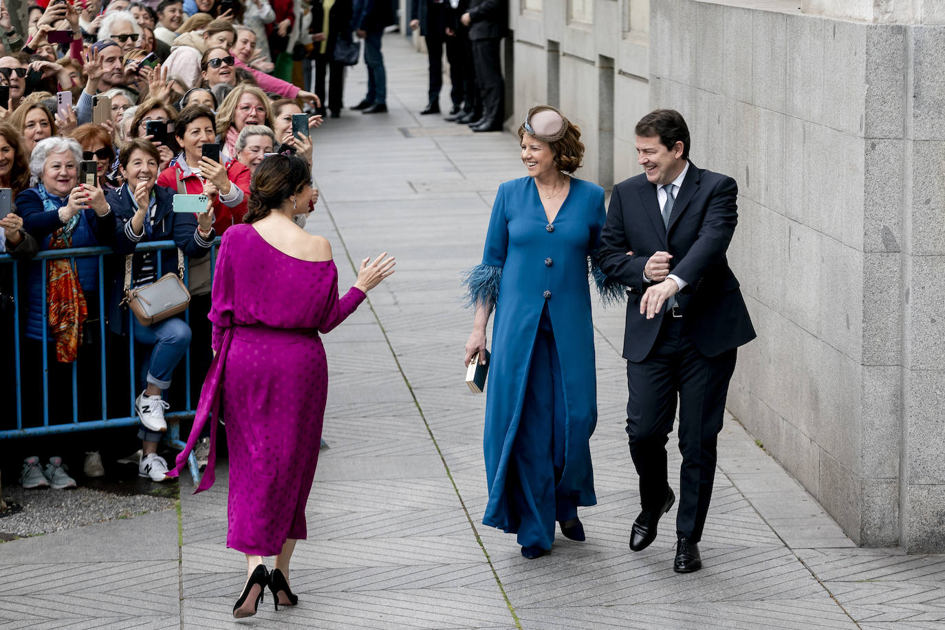 Las mejores imágenes de los invitados a la boda de José Luis Martínez-Almeida y Teresa Urquijo