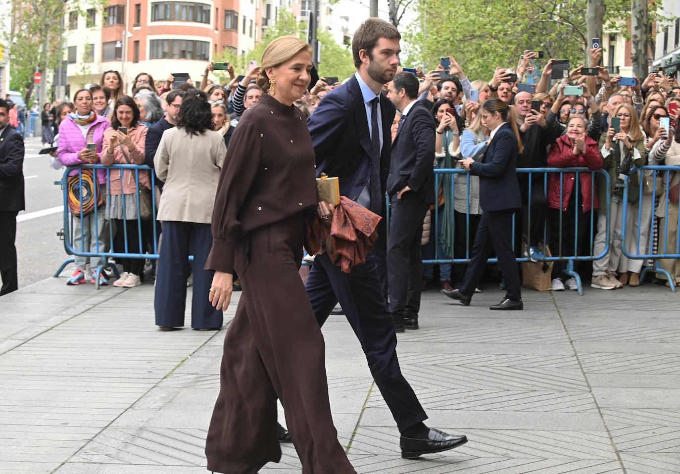 Las mejores imágenes de los invitados a la boda de José Luis Martínez-Almeida y Teresa Urquijo