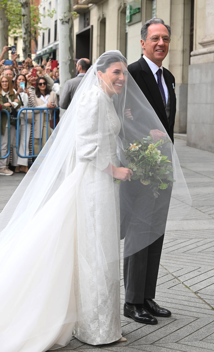 Las mejores imágenes de los invitados a la boda de José Luis Martínez-Almeida y Teresa Urquijo