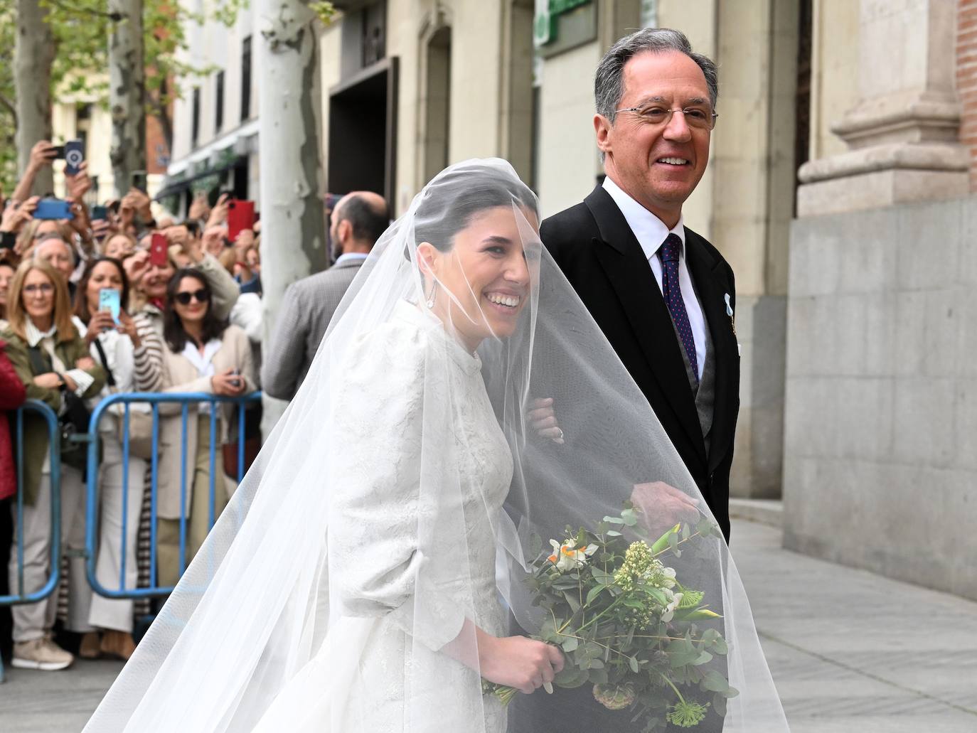 Las mejores imágenes de los invitados a la boda de José Luis Martínez-Almeida y Teresa Urquijo