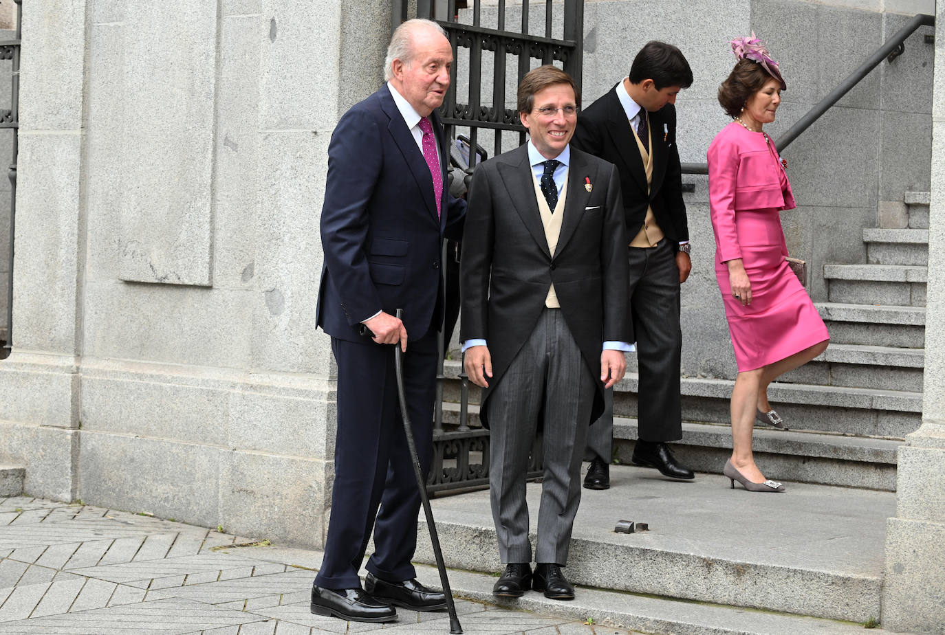 Las mejores imágenes de los invitados a la boda de José Luis Martínez-Almeida y Teresa Urquijo