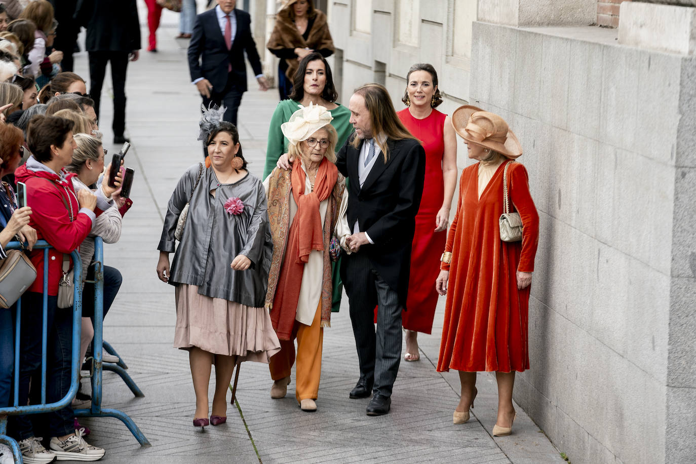 Las mejores imágenes de los invitados a la boda de José Luis Martínez-Almeida y Teresa Urquijo