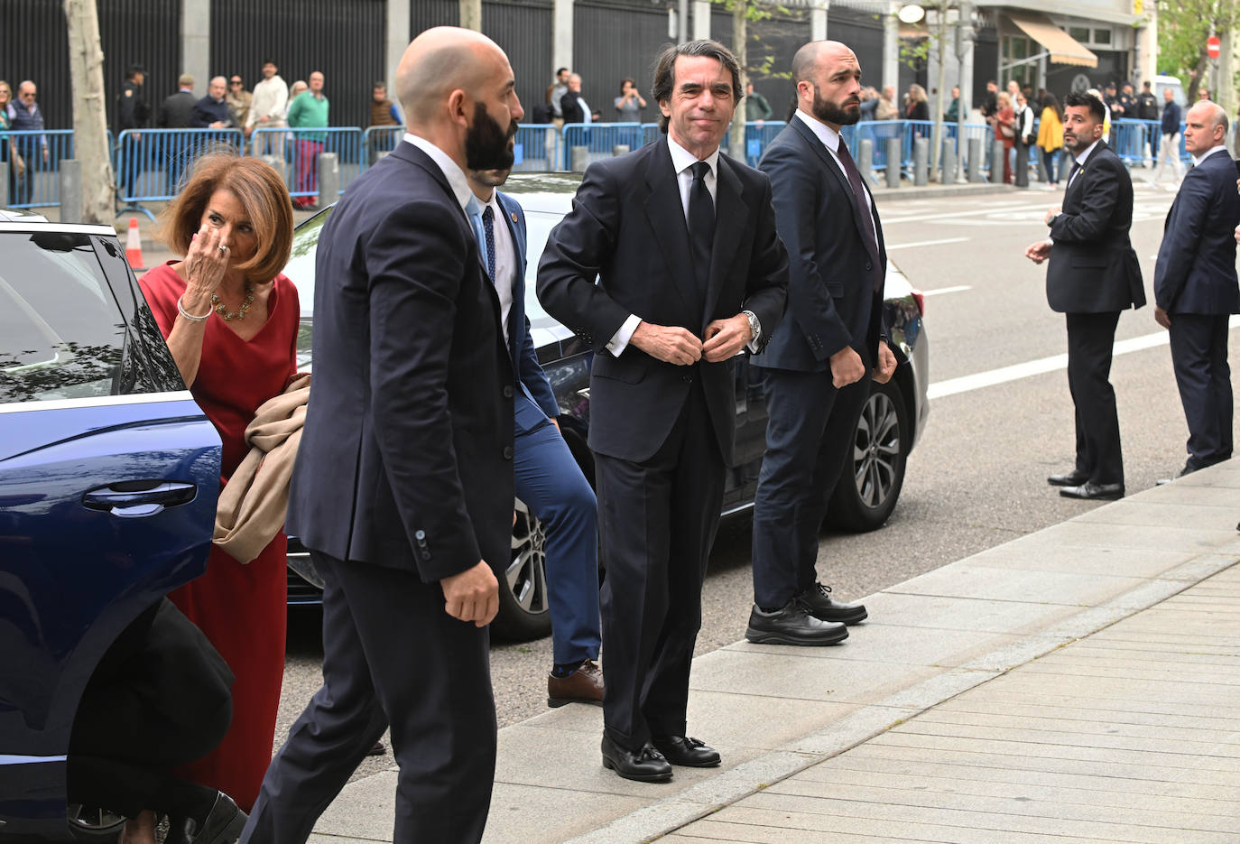 Las mejores imágenes de los invitados a la boda de José Luis Martínez-Almeida y Teresa Urquijo