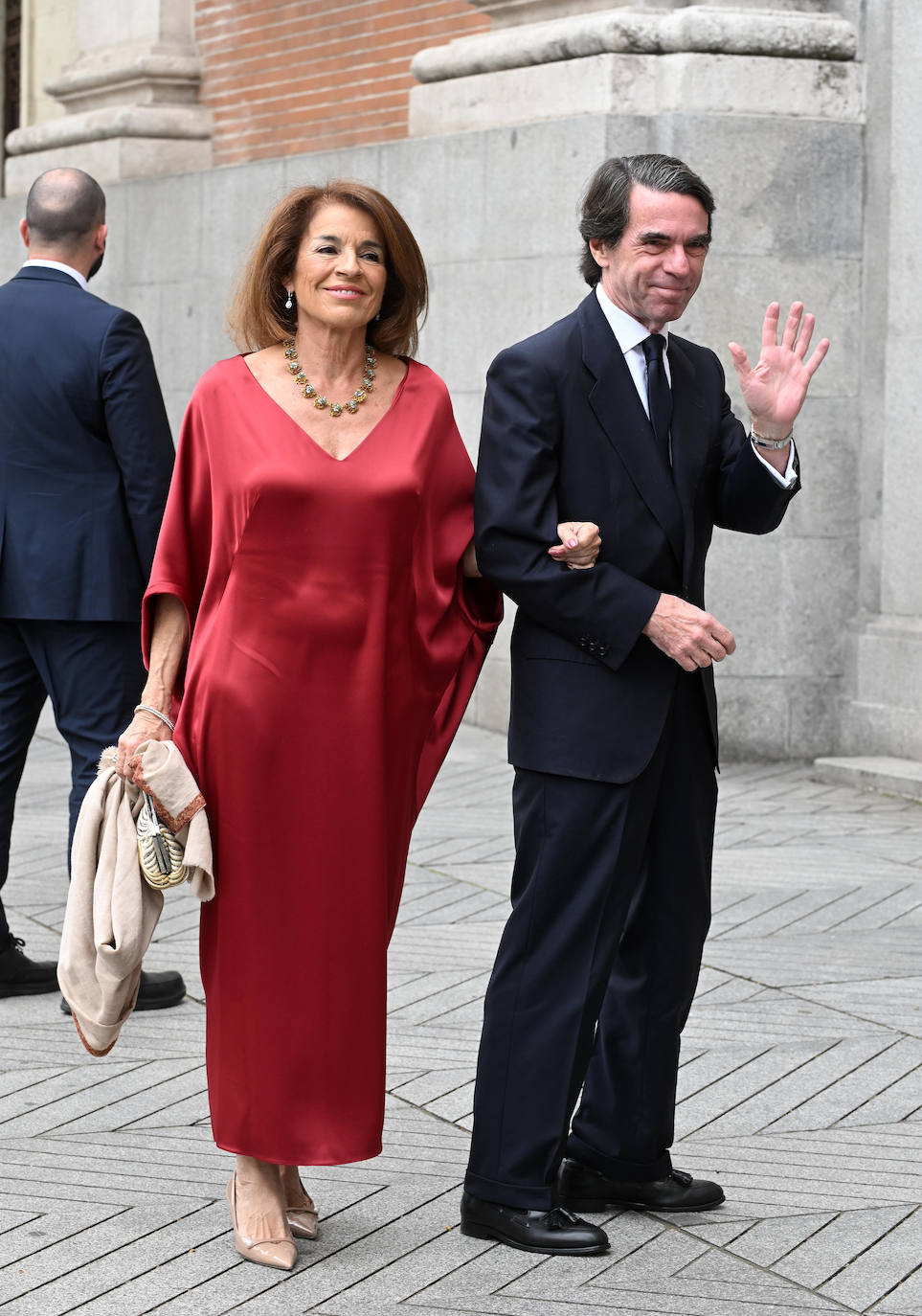 Las mejores imágenes de los invitados a la boda de José Luis Martínez-Almeida y Teresa Urquijo