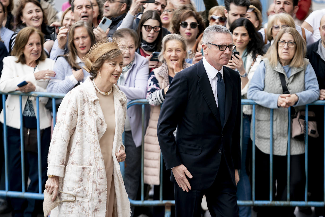 Las mejores imágenes de los invitados a la boda de José Luis Martínez-Almeida y Teresa Urquijo