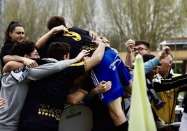 Los jugadores del Salamanca celebran el tanto de Fassani junto a algunos aficionados.