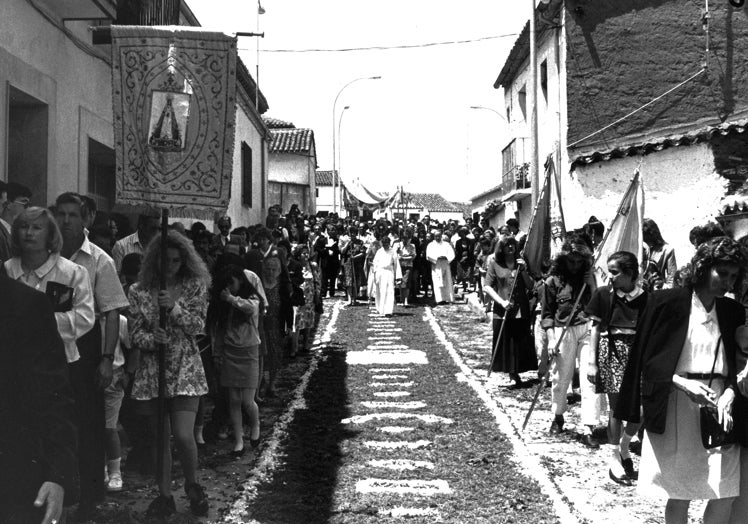 Festividad del Corpus en Tejares en el año 1991.