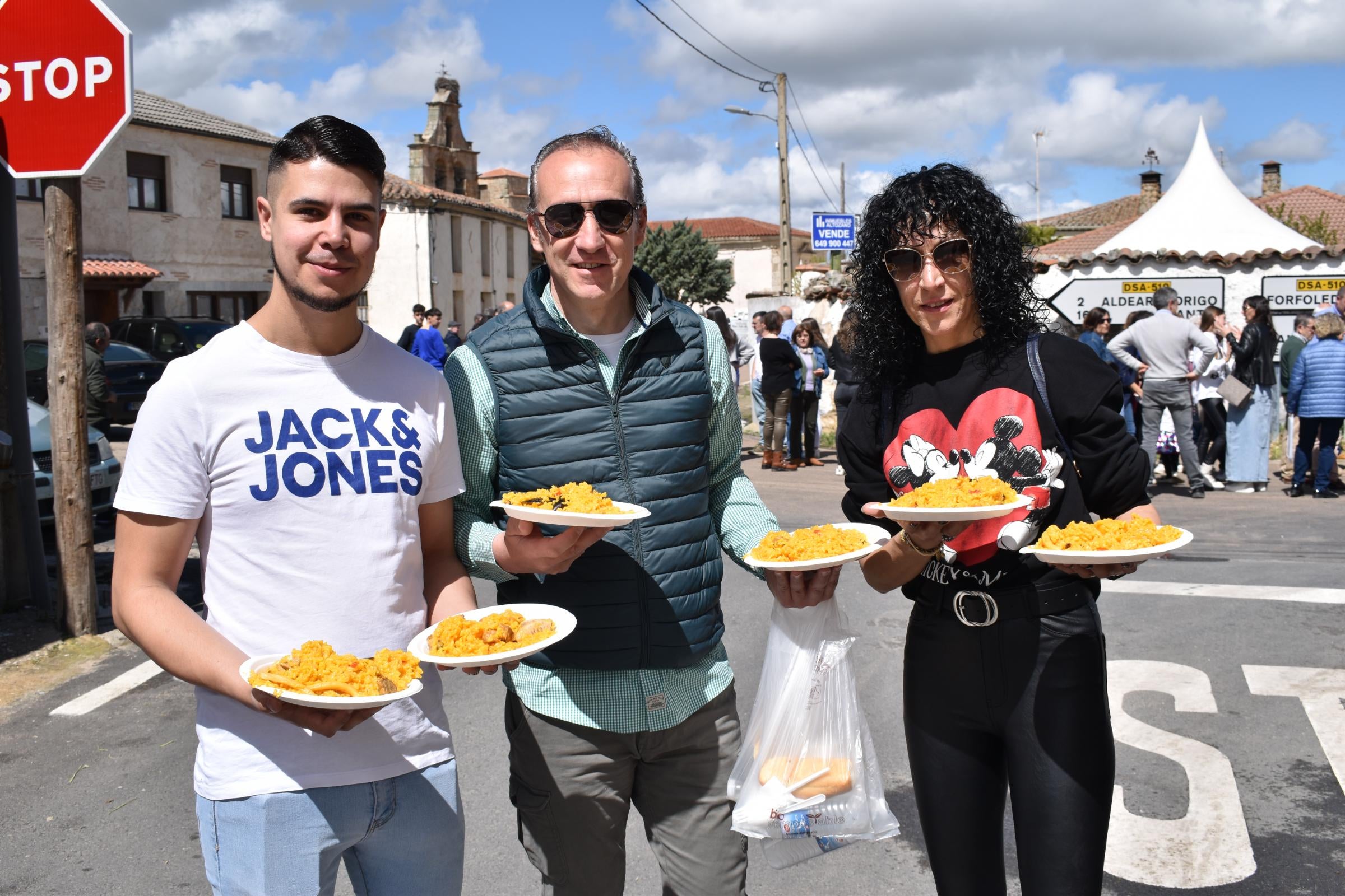 Unos 450 comensales disfrutan de una paella antes del fin de fiesta en Torresmenudas