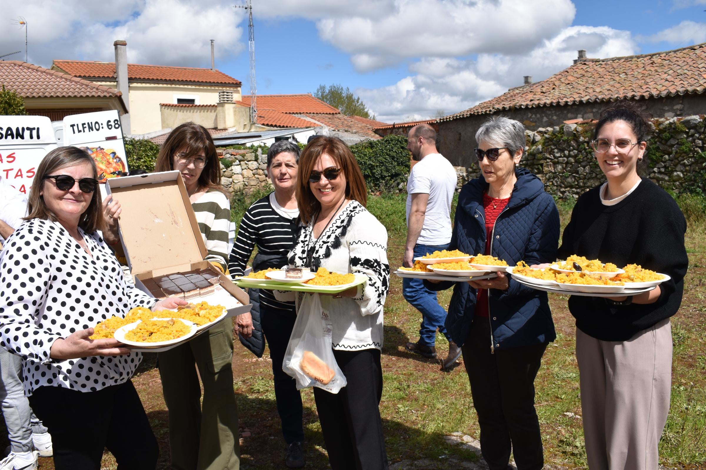 Unos 450 comensales disfrutan de una paella antes del fin de fiesta en Torresmenudas