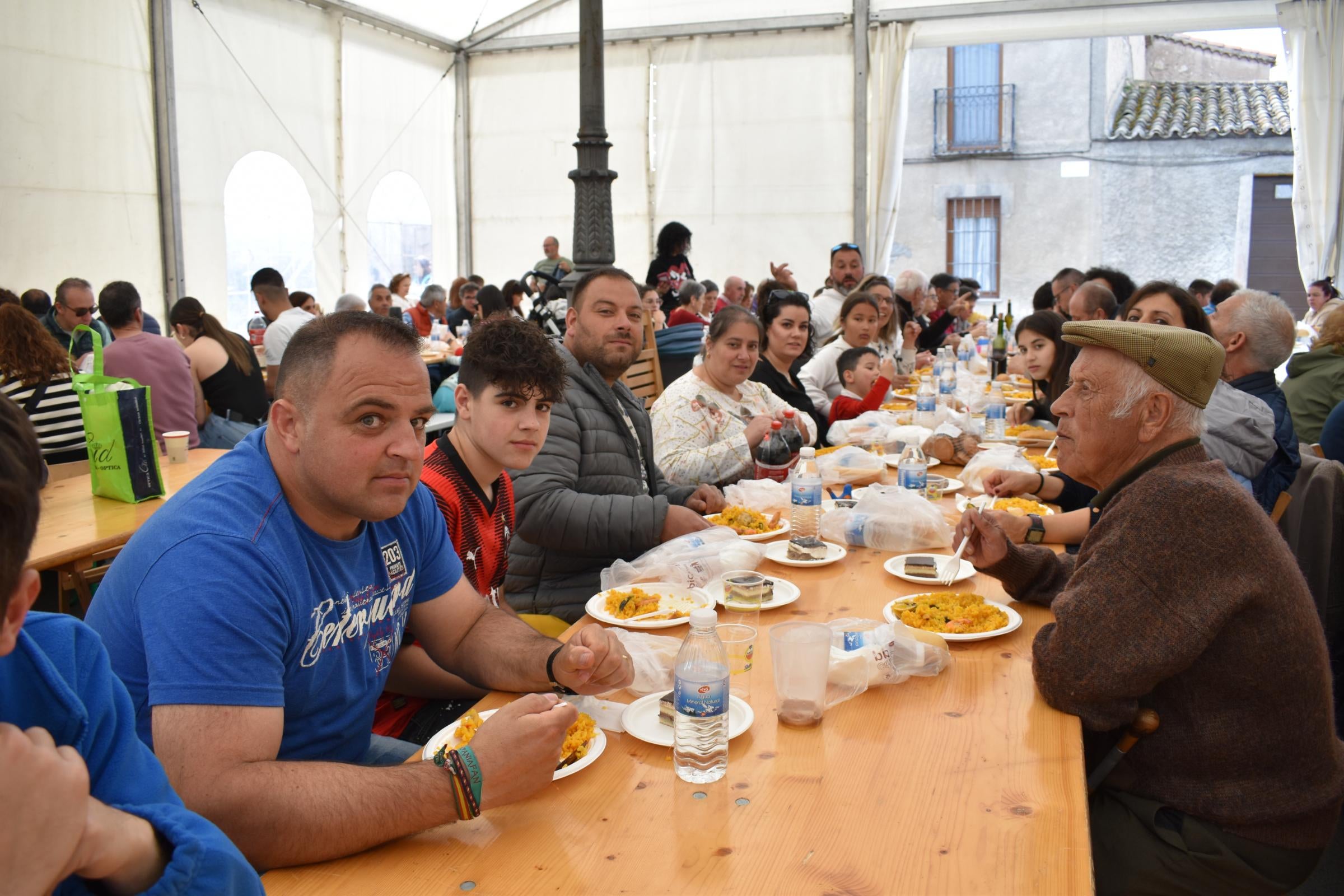 Unos 450 comensales disfrutan de una paella antes del fin de fiesta en Torresmenudas