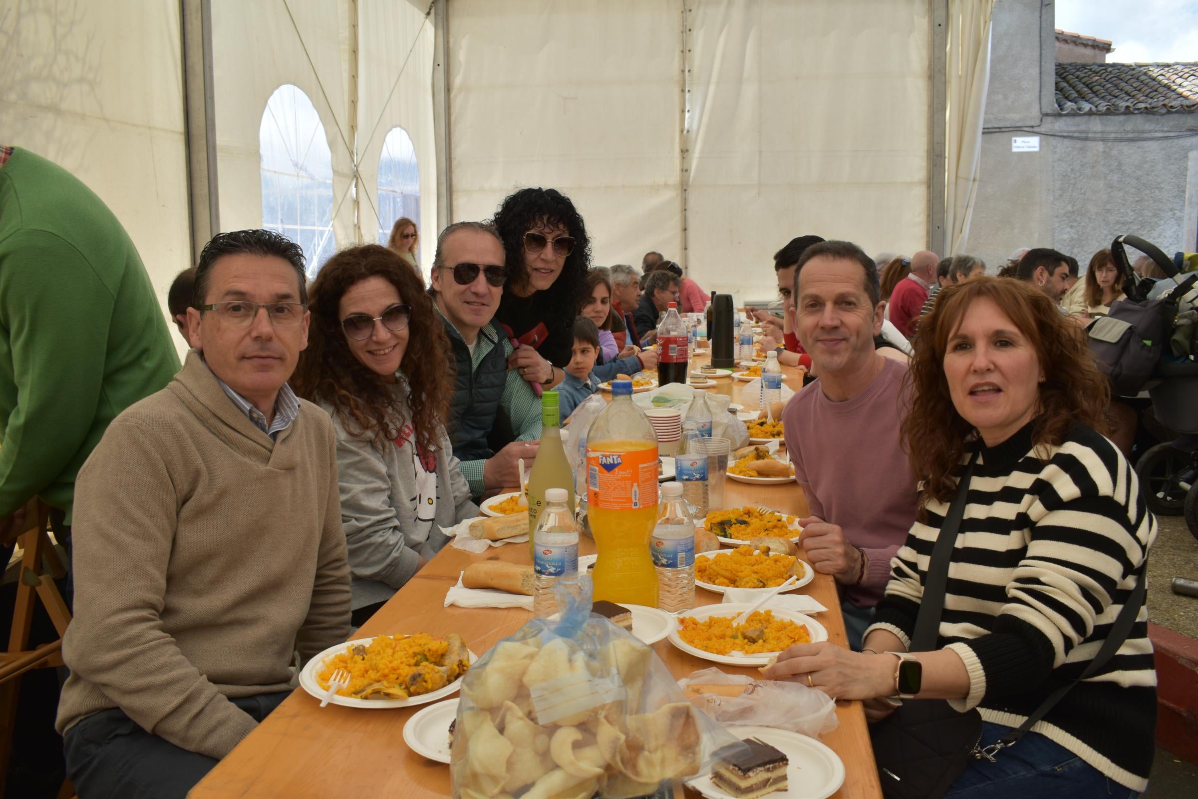 Unos 450 comensales disfrutan de una paella antes del fin de fiesta en Torresmenudas