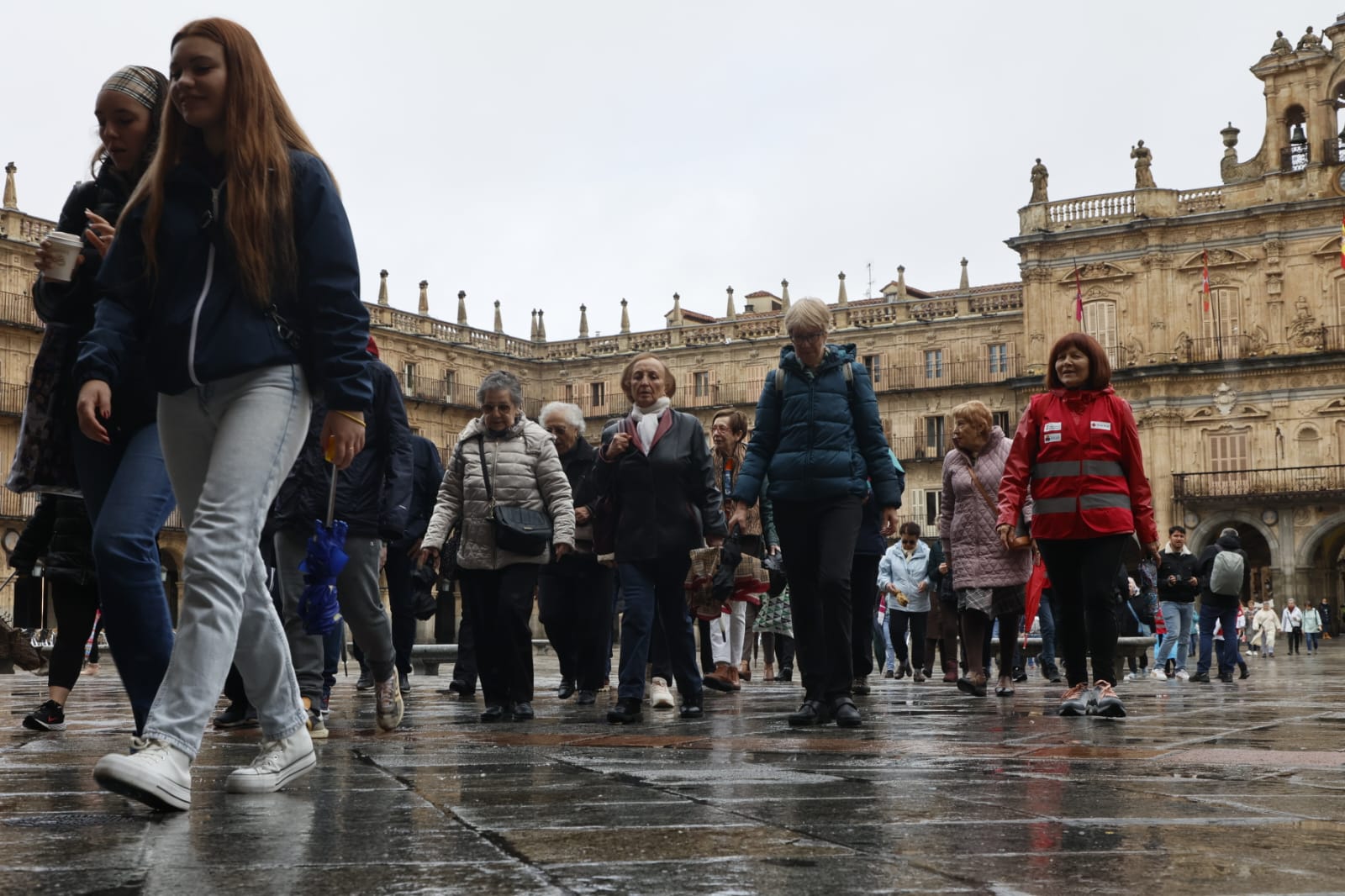 La lluvia no impide que los salmantinos marchen por la salud