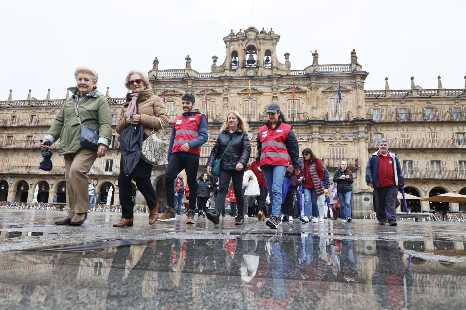 La lluvia no impide que los salmantinos marchen por la salud