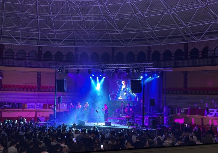 Imagen principal - Sarayma durante el concierto en la Plaza de Toros de Alba de Tormes.