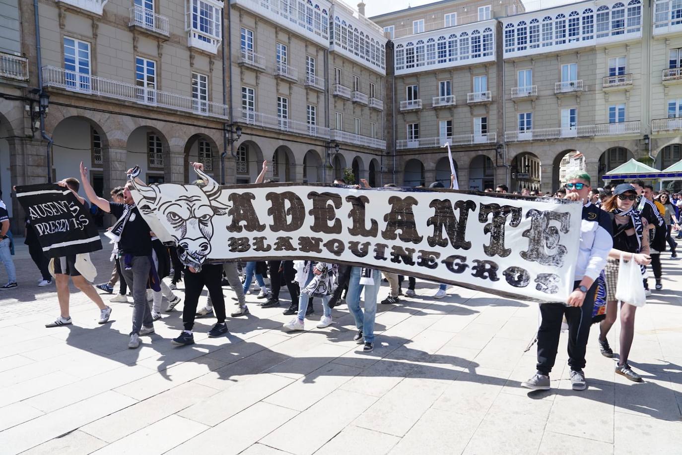 Los aficionados de Unionistas toman las calles de A Coruña