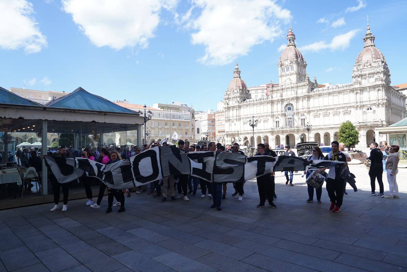 Los aficionados de Unionistas toman las calles de A Coruña