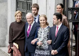 En primera fila la Infanta Cristina, el Rey emérito Juan Carlos I, la Infanta Elena, y los nietos del Rey Juan Carlos, Froilán de Marichalar y, en segunda fila, Juan Valentín Urdangarín y Victoria Federica de Marichalar.