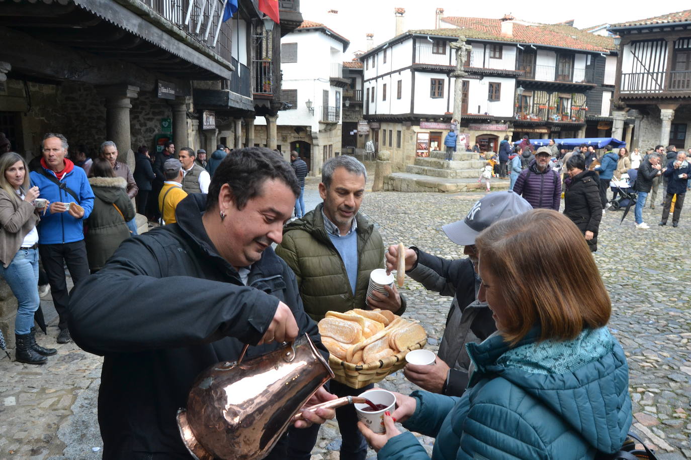 La Alberca celebra su trago más dulce para disipar a la lluvia