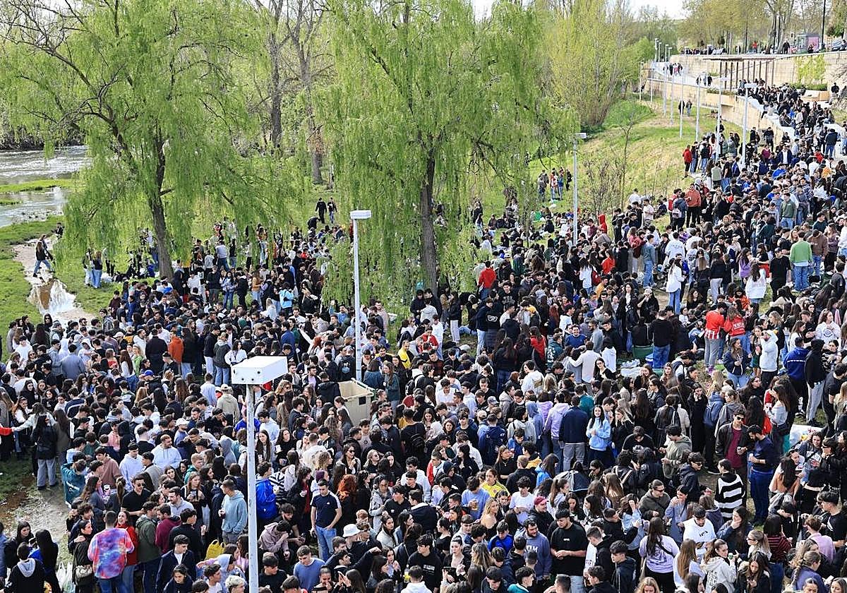 La lluvia no espanta las ganas de celebrar el Lunes de Agua