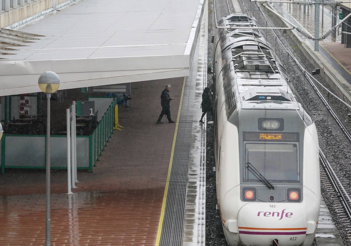 Tren de Media Distancia en los andenes de Salamanca.