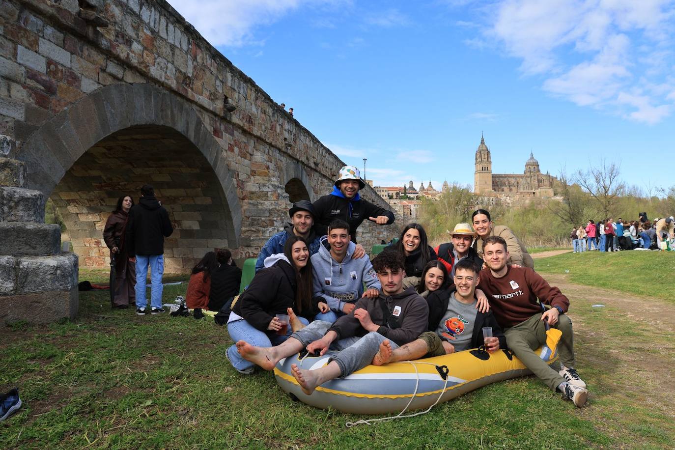 La lluvia no espanta las ganas de celebrar el Lunes de Aguas