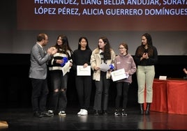 El alcalde Marcos Iglesias, junto con el grupo ganador y la edil Paola Martín