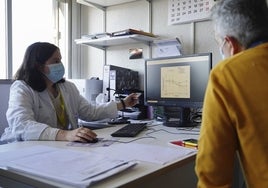 Una especialista del Hospital atiende en su consulta a un paciente.