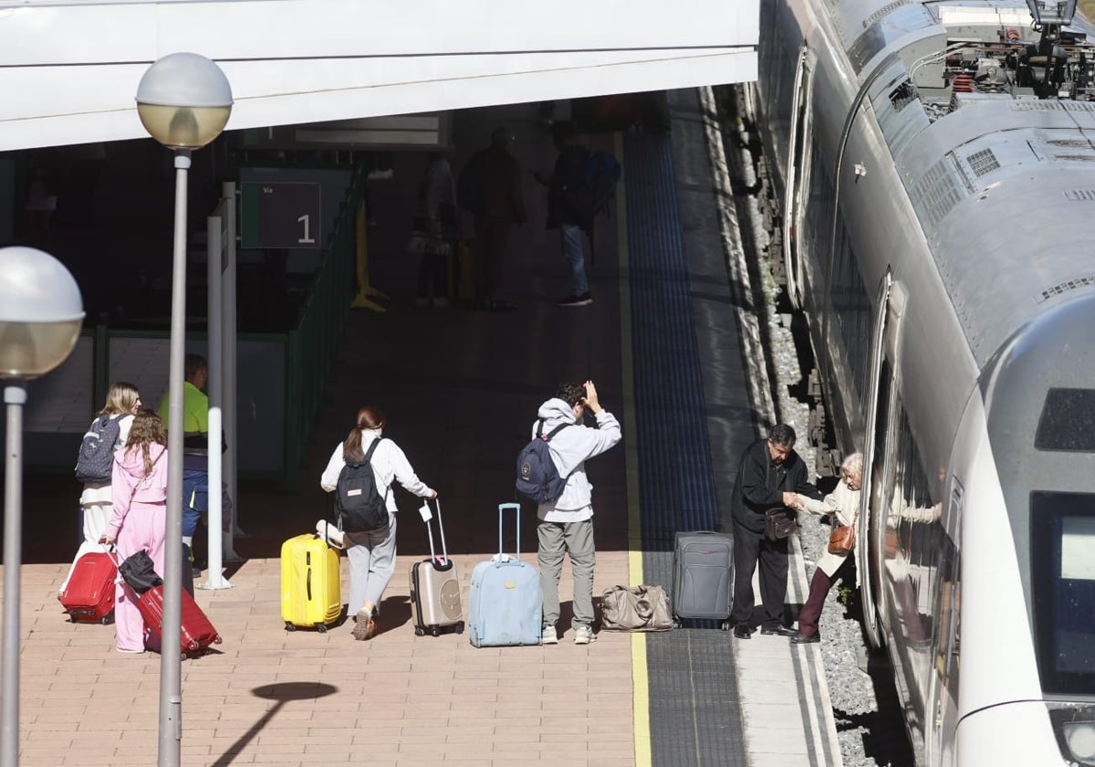 Pasajeros llegando a Salamanca en un Alvia procedente de Madrid.