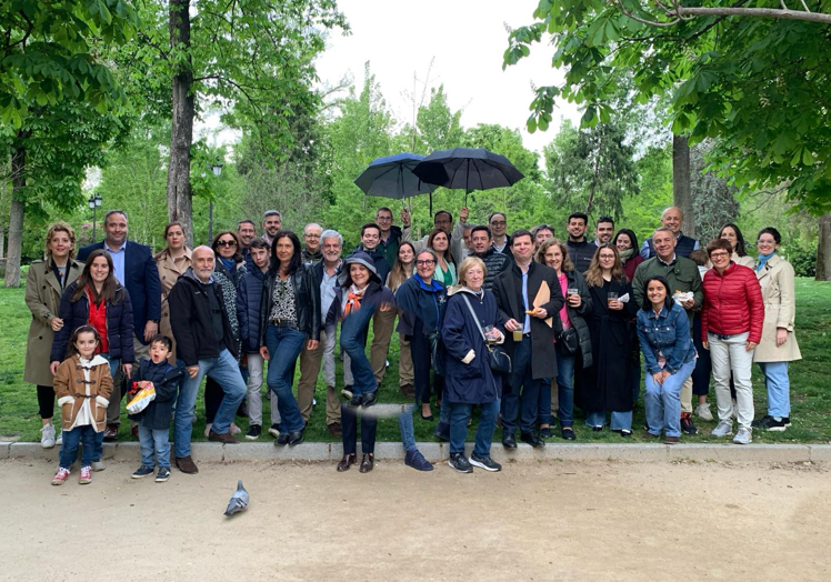 Reunión de antiguos alumnos de la Universidad en el Retiro de Madrid.