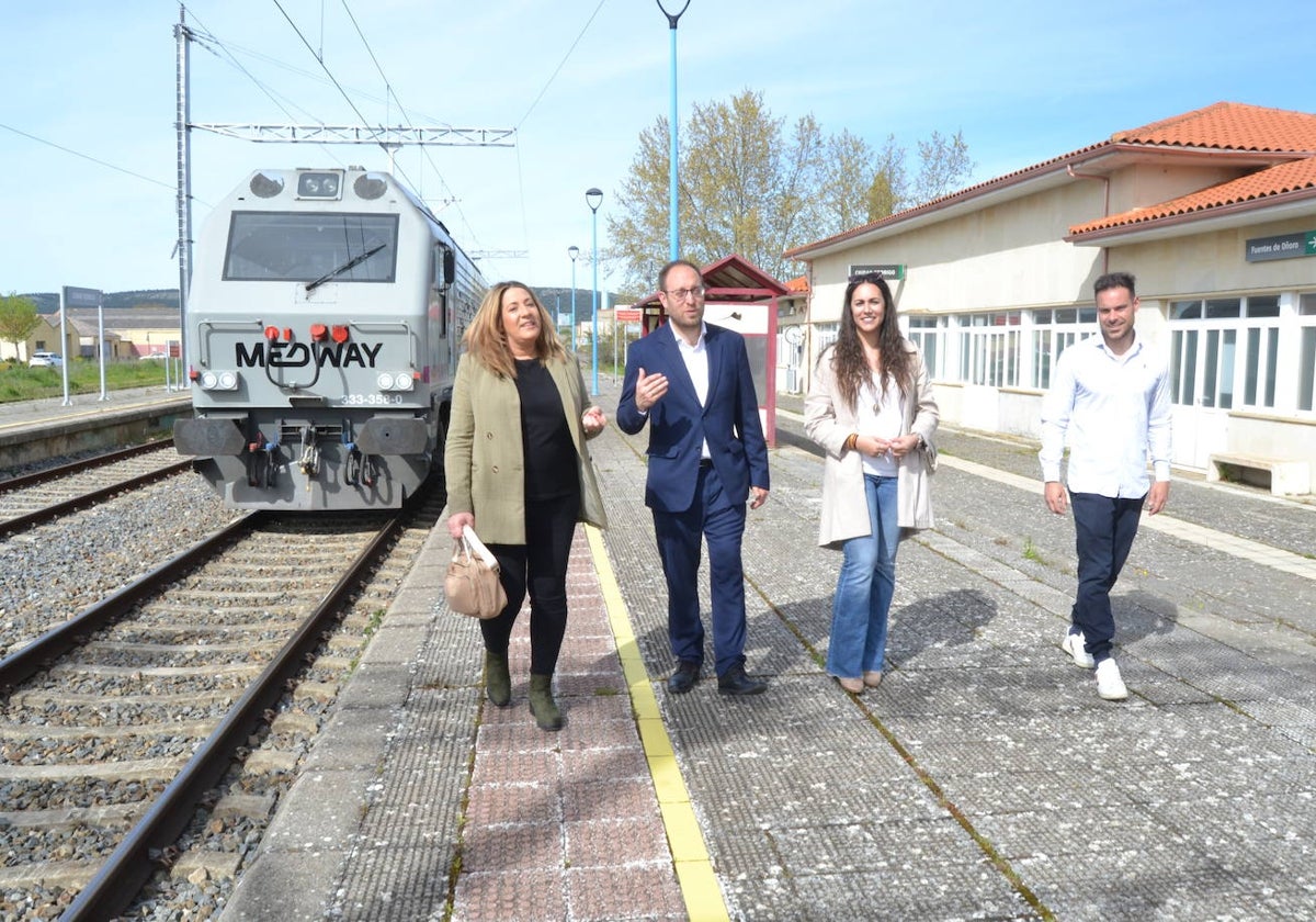 El alcalde Marcos Iglesias, junto con ediles del Consistorio, en la estación de tren