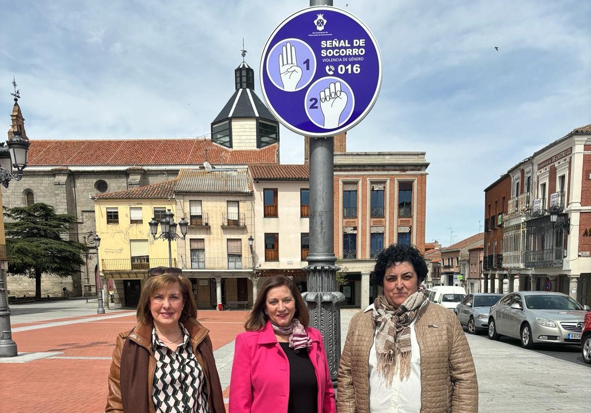 Sonsoles Núñez, Carmen Ávila y Patro Macias junto a una de las nuevas señales en plaza de la Constitución.