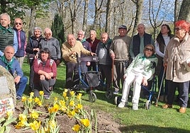 Imagen de parte de los pacientes de parkinson que han asistido a la plantación de tulipanes en el parque municipal de Béjar