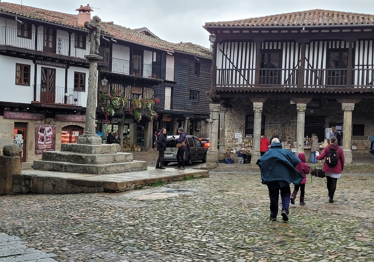 Plaza Mayor de La Alberca, localidad que acogerá la primera feria de relevo de negocios.