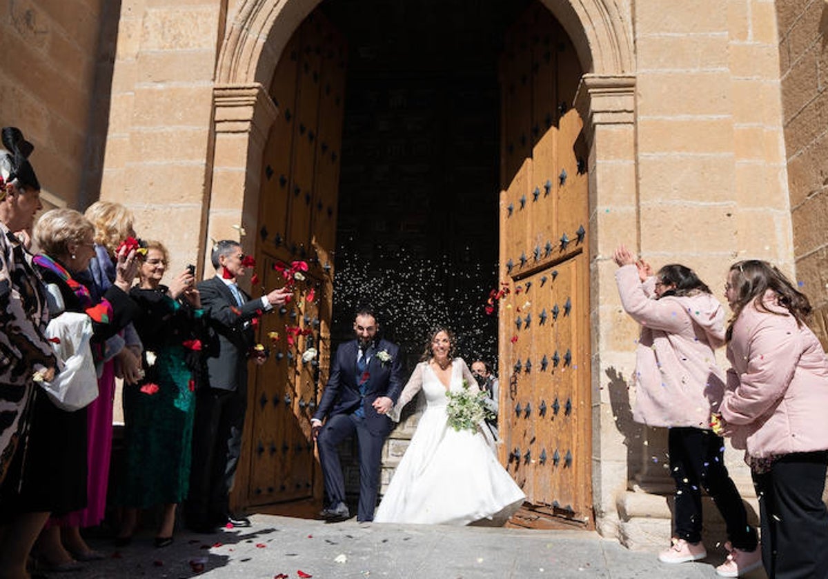 Una pareja celebra su unión en compañía de sus seres queridos.