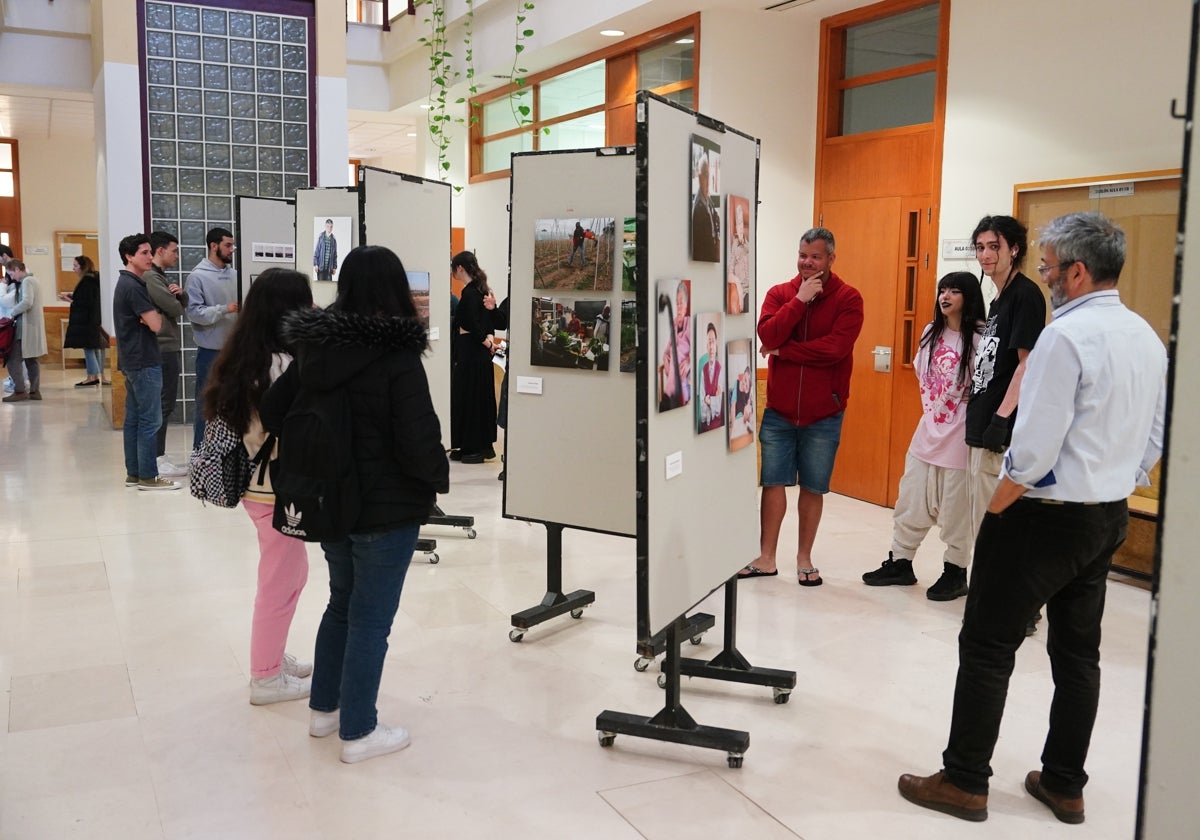 Varios grupos de amigos disfrutan de la exposición del Hall Del Edificio FES.