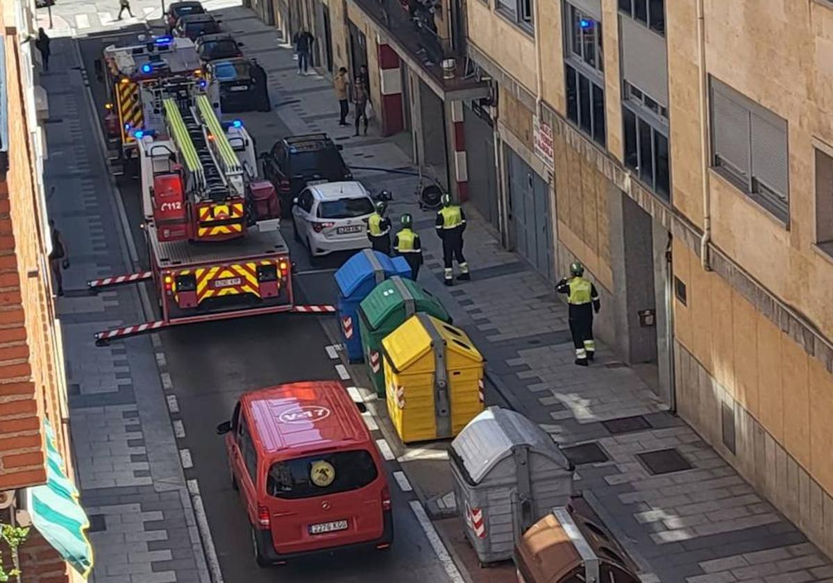 Los bomberos intervienen en el incendio de Torres Quevedo.