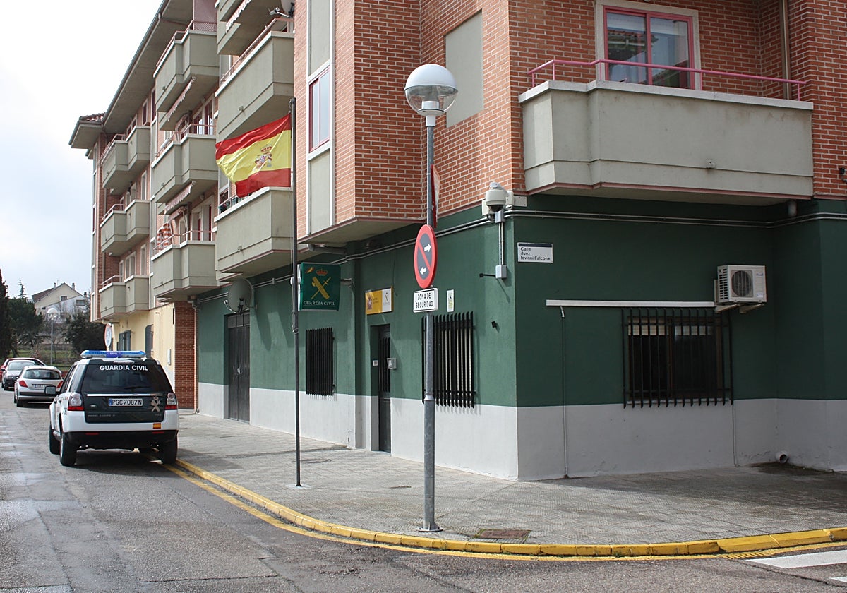 El exterior del cuartel de la Guardia Civil de Santa Marta.