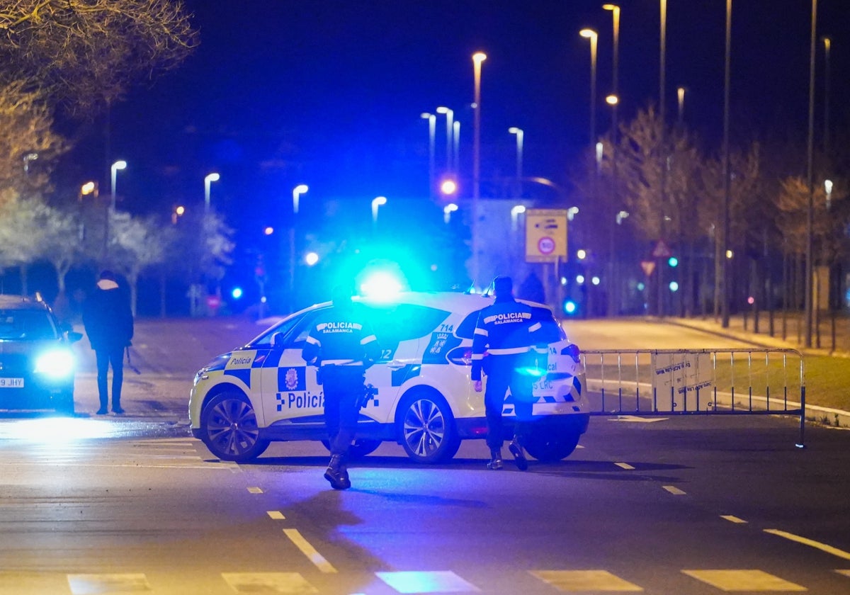 Una patrulla de la Policía Local en Salamanca.